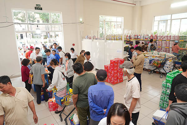 Người d&acirc;n tự tay lựa chọn c&aacute;c nhu yếu phẩm cho dịp Tết tại c&aacute;c gian h&agrave;ng