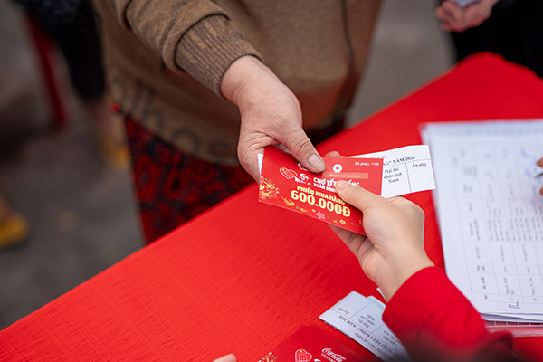 Mỗi người tham gia được trao phiếu qu&agrave; tặng trị gi&aacute; 600.000 đồng để mua sắm c&aacute;c nhu yếu phẩm tại &ldquo;Chợ tết 0 đồng&rdquo;.