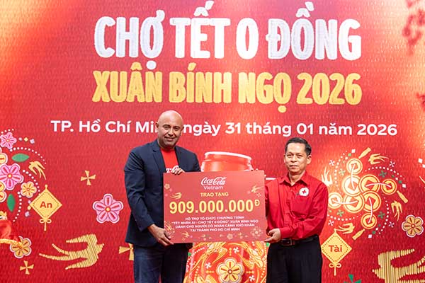 &Ocirc;ng Ruben Luengas - Tổng gi&aacute;m đốc Coca-Cola Việt Nam v&agrave; Campuchia trao bảng t&agrave;i trợ với tổng gi&aacute; trị hơn 900 triệu đồng cho Ph&oacute; Chủ tịch Hội Chữ thập đỏ TPHCM - &Ocirc;ng Trần Văn Tuấn 