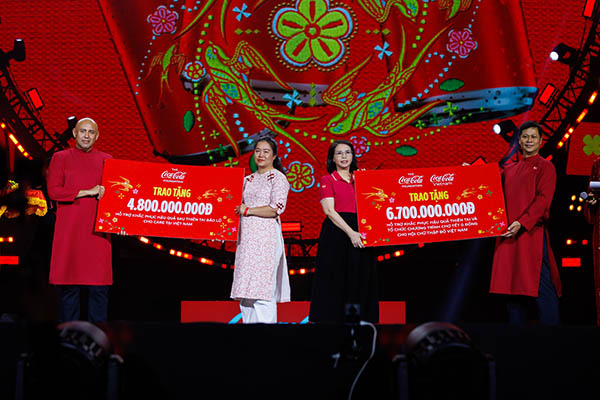 Coca‑Cola Việt Nam v&agrave; Quỹ Coca‑Cola To&agrave;n cầu (The Coca‑Cola Foundation) cũng đ&atilde; triển khai g&oacute;i hỗ trợ với tổng ng&acirc;n s&aacute;ch hơn 12 tỷ đồng, phối hợp c&ugrave;ng Hội Chữ thập đỏ Việt Nam v&agrave; CARE Quốc tế tại Việt Nam, nhằm hỗ trợ người d&acirc;n chịu ảnh hưởng bởi thi&ecirc;n tai v&agrave; chăm lo Tết cho c&aacute;c ho&agrave;n cảnh kh&oacute; khăn
