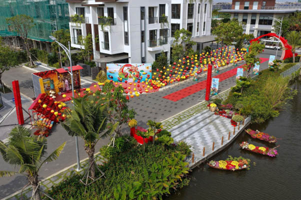 Bến Hoa Xu&acirc;n 2026 &ndash; sắc Xu&acirc;n rực rỡ b&ecirc;n d&ograve;ng k&ecirc;nh xanh m&aacute;t tại LA Home.