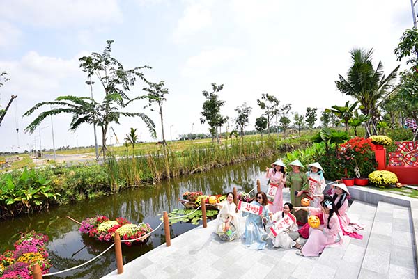 Kh&ocirc;ng gian xu&acirc;n mang phong c&aacute;ch Tết Nam bộ với điểm nhấn l&agrave; d&atilde;y thuyền hoa tr&ecirc;n k&ecirc;nh - gợi nhớ về h&igrave;nh ảnh thương hồ, văn h&oacute;a s&ocirc;ng nước miền T&acirc;y