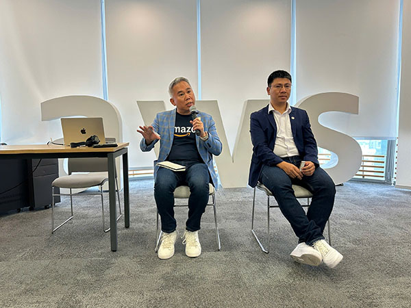&Ocirc;ng Eric Yeo, Tổng gi&aacute;m đốc AWS Việt Nam (b&ecirc;n tr&aacute;i) v&agrave; &ocirc;ng Hiếu Ho&agrave;ng, GI&aacute;m đốc kiến tr&uacute;c giải ph&aacute;p AWS Việt Nam chia sẻ th&ocirc;ng tin đầu tư kinh doanh của AWS tại Việt Nam trong năm 2026