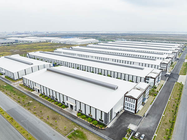 Tổ hợp nh&agrave; xưởng cho thu&ecirc; chất lượng cao của Tập đo&agrave;n Tường Vi&ecirc;n tại KCN Nam Đ&igrave;nh Vũ &ndash; Hải Ph&ograve;ng sử dụng T&ocirc;n COLORBOND&reg; c&ocirc;ng nghệ mạ AM &ndash; ACTIVATE&trade; cho to&agrave;n bộ hệ bao che c&ocirc;ng tr&igrave;nh.