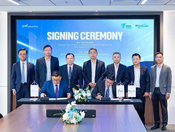 Đại diện BW, BV Power v&agrave; VSSES tại lễ k&yacute; kết ng&agrave;y 24 th&aacute;ng 3 năm 2026. &Ocirc;ng Lance Li &ndash; Tổng Gi&aacute;m đốc BW (ngồi ph&iacute;a trước b&ecirc;n tr&aacute;i) v&agrave; &ocirc;ng Phạm Văn Thủy &ndash; Tổng Gi&aacute;m đốc BV Power v&agrave; VSSES (ngồi ph&iacute;a trước b&ecirc;n phải).