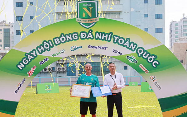 Đại diện VFF, &ocirc;ng Nguyễn Xu&acirc;n Vũ &ndash; Ph&oacute; Chủ tịch Phụ tr&aacute;ch Truyền th&ocirc;ng &ndash; đ&atilde; trực tiếp thực hiện nghi thức trao tặng cho thầy Gi&ocirc;m