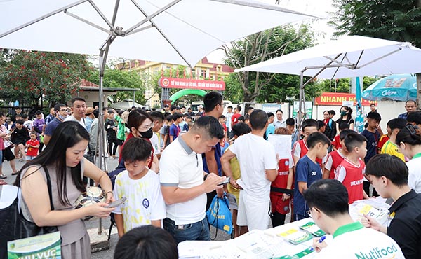 C&aacute;c th&iacute; sinh nh&iacute; v&agrave; phụ huynh đến đăng k&yacute; tuyển sinh