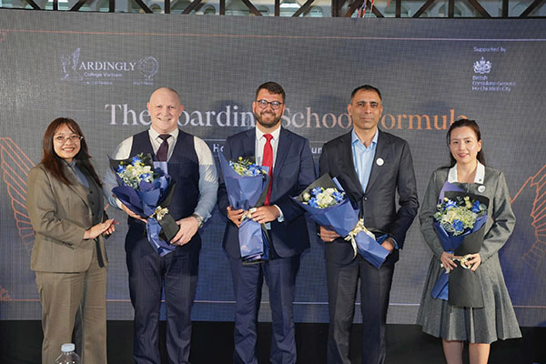 Bà Trịnh Quang Đồng Thảo, Tổng giám đốc Công ty Ardingly College Vietnam (ngoài cùng bên trái) trao hoa cho các diễn giả tham gia thảo luận