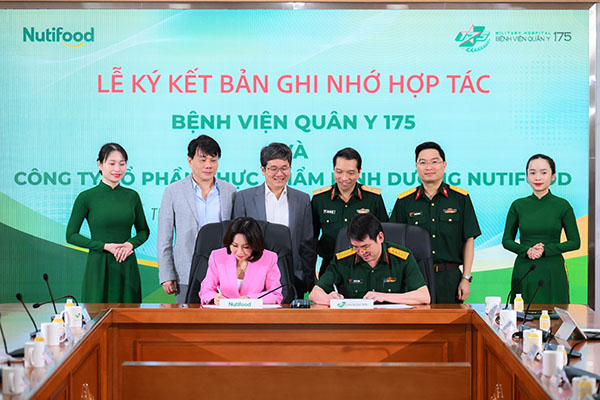 Lãnh đạo hai đơn vị ký kết bản ghi nhớ hợp tác phát triển các giải pháp dinh dưỡng dựa trên nghiên cứu khoa học và bằng chứng lâm sàng