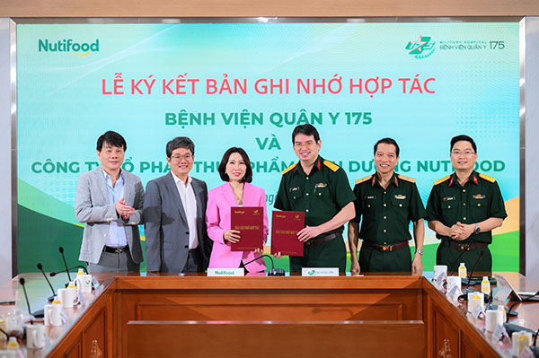 Lãnh đạo hai bên trao đổi văn kiện hợp tác