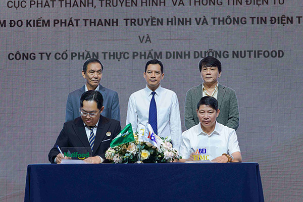Đại diện hai b&ecirc;n tại buổi lễ k&yacute; kết hợp t&aacute;c
