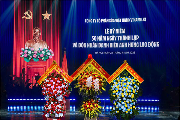 Vinamilk v&ocirc; c&ugrave;ng vinh dự v&agrave; tự h&agrave;o được đ&oacute;n nhận những lẵng hoa ch&uacute;c mừng từ l&atilde;nh đạo, nguy&ecirc;n l&atilde;nh đạo Đảng v&agrave; Nh&agrave; nước (Ảnh: Minh Anh).