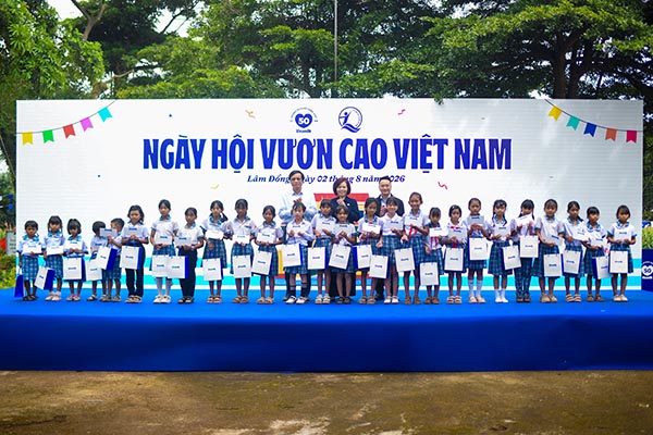 Từ trái sang: ông Nguyễn Hạnh Phúc - Chủ tịch Hội đồng quản trị Vinamilk; bà Bùi Thị Hương - Giám đốc điều hành Vinamilk và ông Hoàng Anh Tuấn - Phó Bí thư Thường trực Đảng uỷ xã Hiệp Thạnh trao tặng những phần học bổng Vinamilk đến cho các em học sinh Trường Tiểu học An Hiệp (Ảnh: Hải An).