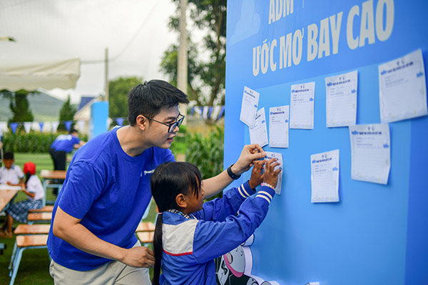 Các em học sinh hào hứng viết ước mơ, chụp ảnh và chờ khoảnh khắc nhìn thấy mình trong trang phục nghề nghiệp mơ ước (Ảnh: Hải An).