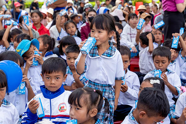 Sau 19 năm, Quỹ sữa Vươn cao Việt Nam đã trao hơn 43 triệu sản phẩm dinh dưỡng đến với hơn 550.000 trẻ em Việt Nam (Ảnh: Hải An).