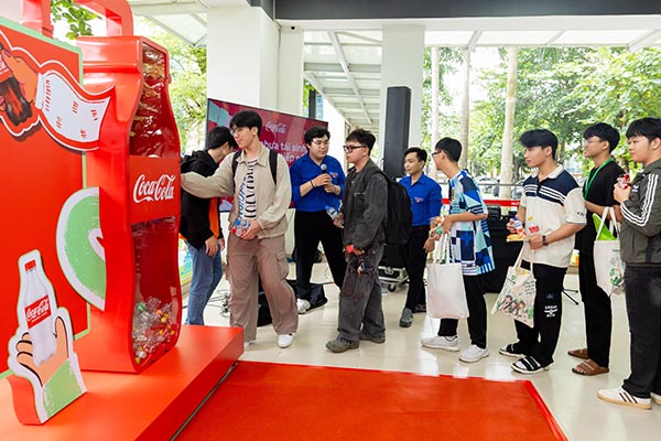 1.Sinh vi&ecirc;n HUTECH thực hiện thu gom trong tuần đầu ti&ecirc;n
