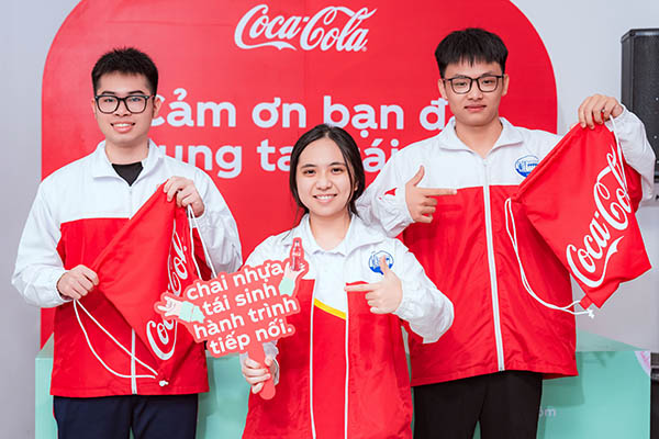 1.Sinh vi&ecirc;n nhận qu&agrave; từ Coca-Cola