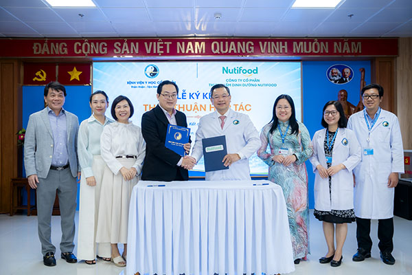 Đại diện hai bên trao biên bản ghi nhớ hợp tác sáng ngày 9/10/2026