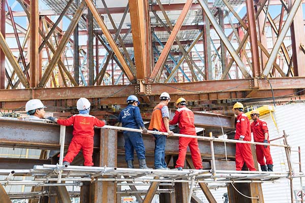 C&aacute;c c&ocirc;ng nh&acirc;n tiến h&agrave;nh đo đạc sau khi n&acirc;ng tải