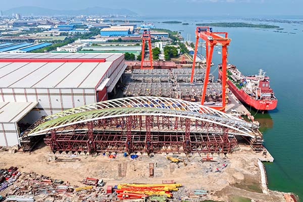 Nguy&ecirc;n khối v&ograve;m th&eacute;p cầu đi bộ đ&atilde; thử tải th&agrave;nh c&ocirc;ng v&agrave; sẵn s&agrave;ng lai dắt về s&ocirc;ng S&agrave;i G&ograve;n