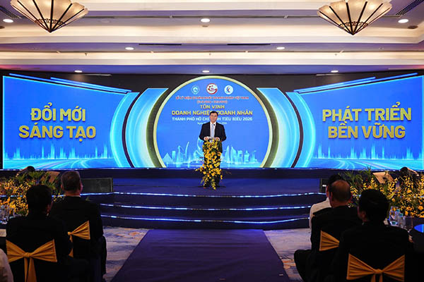 Ph&oacute; chủ tịch UBND TP.HCM y&ecirc;u cầu c&aacute;c sở, ban, ng&agrave;nh v&agrave; ch&iacute;nh quyền địa phương n&acirc;ng cao chất lượng phục vụ, c&ocirc;ng khai thời hạn xử l&yacute; v&agrave; tr&aacute;ch nhiệm của từng cơ quan, c&aacute;n bộ; kh&ocirc;ng để kiến nghị của doanh nghiệp k&eacute;o d&agrave;i v&igrave; n&eacute; tr&aacute;nh hoặc đ&ugrave;n đẩy tr&aacute;ch nhiệm.