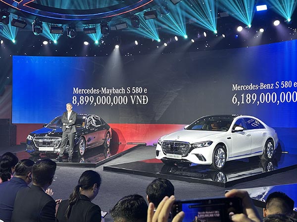 &Ocirc;ng Ren&eacute; Neumann, Tổng gi&aacute;m đốc Mercedes Benz Việt Nam b&ecirc;n cạnh mẫu Mercedes-Maybach S 580e