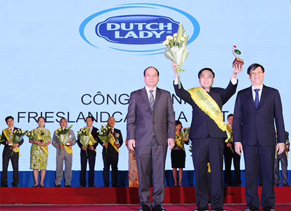 Đại diện FrieslandCampina Việt Nam nhận giải thưởng từ Ban tổ chức