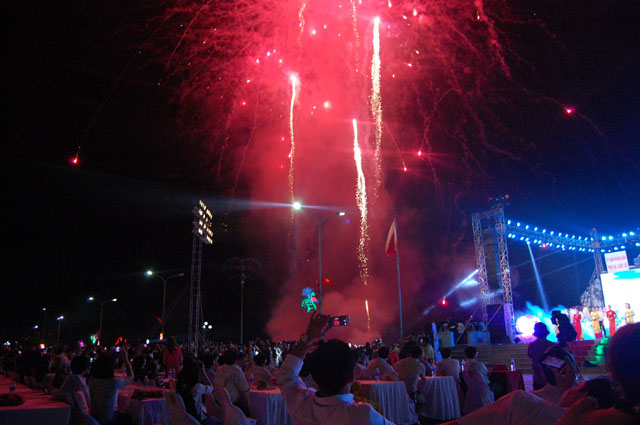 Màn bắn pháo hoa chào mừng Lễ hội du lịch Cửa Lò, khai trương mùa du lịch biển.