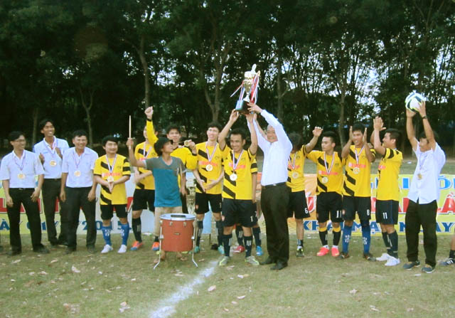 Đội vô địch nhận Cúp Vedan 2015