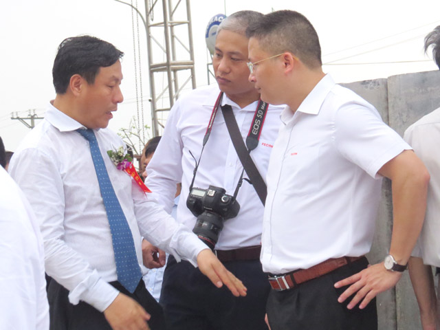 Thứ trưởng Bộ Kế hoạch và Đầu tư Đặng Huy Đông trao đổi với TS. Lê Quang Hanh, Giám đốc CTCP Công trình ngầm FECON (FECON UCC).