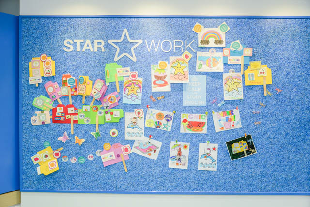 Bảng star work để học viên có thể trưng bày chính những sản phẩm độc đáo mà các em học viên tự làm.