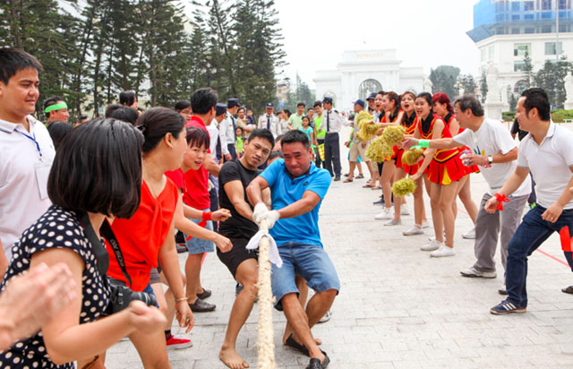 Các cư dân Vinhomes Royal City hào hứng trổ tài kéo co trong ngày hội thể thao