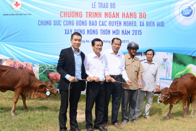 Đaiọ diện FrieslandCampina Việt Nam cùng chính quyền địa phương trao tặng bò cho nông dân