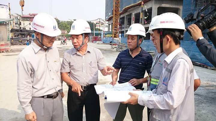 Ông Nguyễn Quốc Hiệp, Chủ tịch GP.Invest trực tiếp dẫn khách hàng đi thăm công trường Dự án