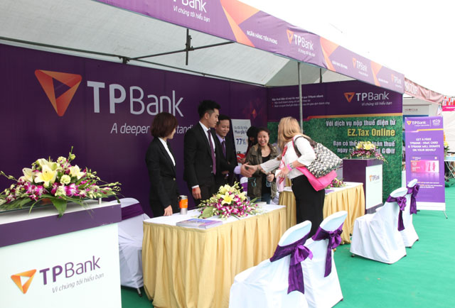 Gian hàng của TPBank thu hút sự quan tâm của bạn bè quốc tế