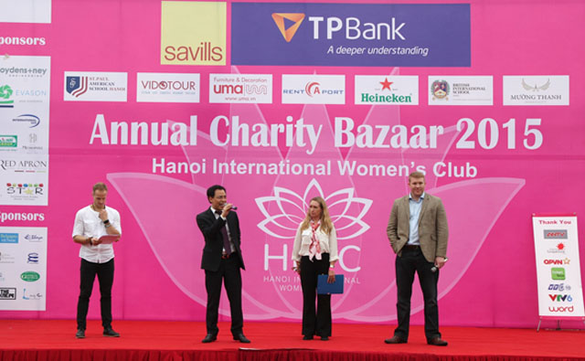 Ông Đỗ Anh Tú, Phó chủ tịch TPBank (thứ 2 từ trái sang) giao lưu tại sự kiện