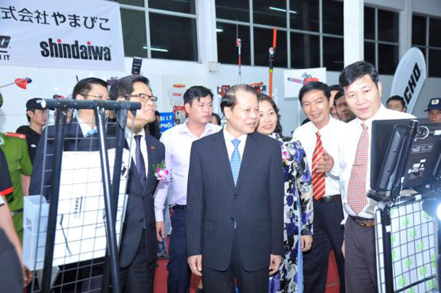 Phó Thủ tướng ghé thăm gian hàng giới thiệu các sản phẩm công nghệ cao hỗ trợ nông nghiệp của Hiệp hội Nhật Bản tại Việt Nam