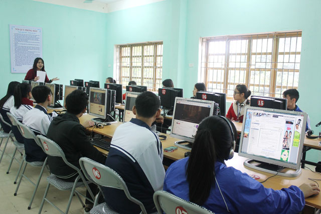 Đại diện RMIT hướng dẫn các em học sinh phương thức sử dụng Internet hiệu quả cho mục đích học tập