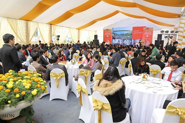 Hàng trăm khách hàng đến tham dự sự kiện mở bán Mon City