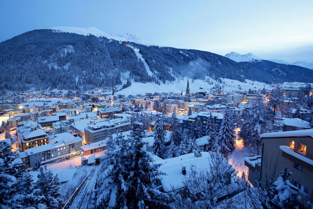 Thị trấn được bao phủ hoàn toàn bởi tuyết trắng, lấp lánh ánh đèn vào buổi tối trong ngày 18/1/2016.