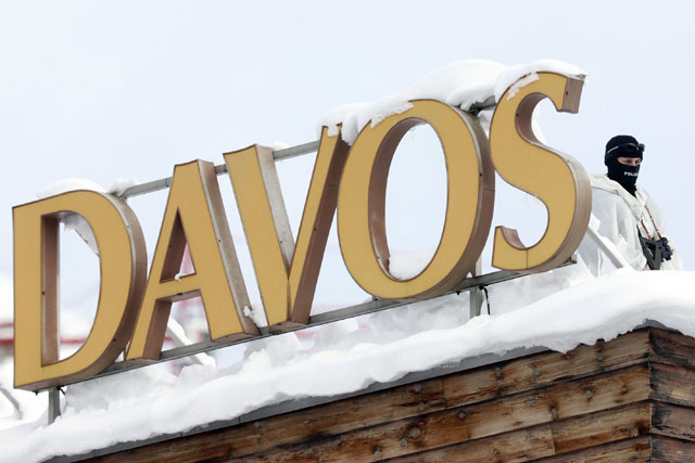 Nhân viên cảnh sát có vũ trang đứng quan sát tại nóc của Khách sạn Davos. 