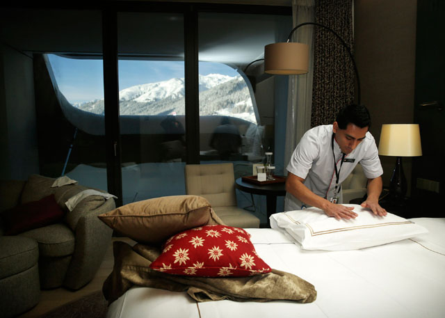 Nhân viên khách sạn chuẩn bị giường ngủ trong phòng suite tại Khách sạn InterContinental Davos.