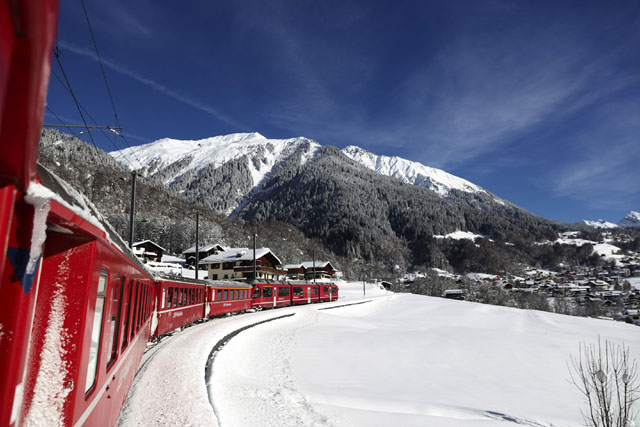 Đoàn tàu chạy thẳng tới nhà ga của thị trấn Davos.