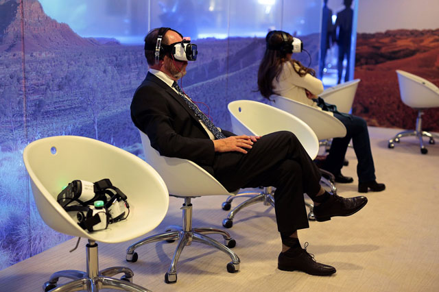 Năm nay, chủ đề của WEF là “Cuộc cách mạng công nghiệp lần thứ tư”. Robot, trí thông minh nhân tạo và thực tế ảo là một trong những chủ đề nóng của hội nghị. Trong ảnh, một thành viên tham dự đang xem “Collisions”, một đoạn phim 15 phút được thực hiện bởi nghệ sĩ Lynette Wallworth, bằng Samsung Gear VR.