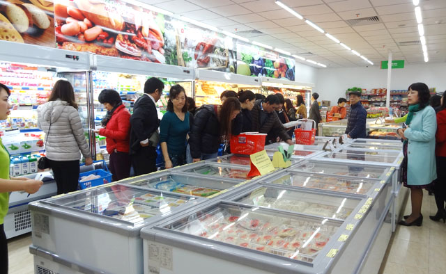 Gian hàng thực phẩm tươi sạch - thực phẩm chế biến thu hút sự quan tâm của khách hàng với nhiều mặt hàng đông lạnh nhập khẩu chất lượng cao