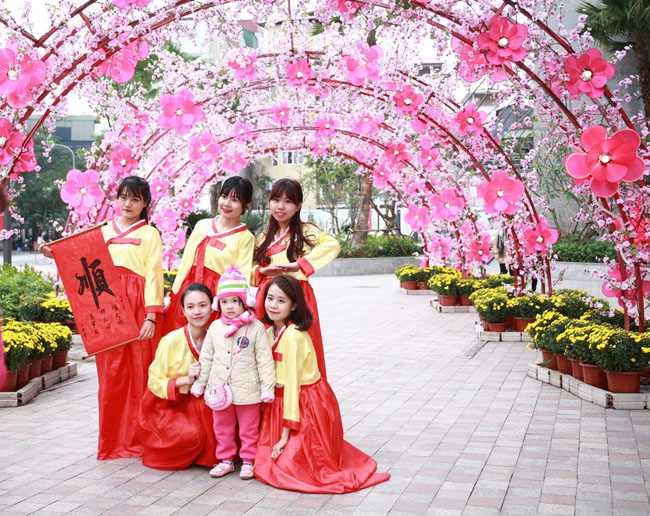 Tại Vincom Mega Mall Royal City, cổng mặt trời Torii cùng những cây hoa anh đào Nhật Bản thu hút rất nhiều bạn trẻ. Tại đây, các bạn trẻ có thể “biến hình” trong những trang phục truyền thống của các quốc gia Việt Nam, Hàn Quốc, Nhật Bản và được chụp hình miễn phí