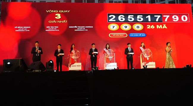 Phần quay số điện tử đã chọn ra được ba khách hàng may mắn nhất là Lê Bích Ngọc, Bùi Thị Thu và Nguyễn Thanh Hương – mỗi khách hàng sẽ nhận được giải thưởng là 1 tỷ đồng tiền mặt