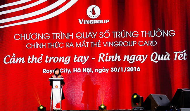 Bà Dương Thị Mai Hoa, Tổng Giám Đốc Tập đoàn Vingroup tự hào giới thiệu về Vingroup Card - một biểu trưng tinh thần mới cho những khách hàng yêu quý của Vingroup