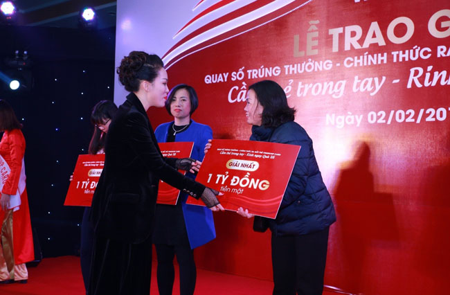 Bà Nguyễn Thị Dịu – Phó Tổng Giám đốc Tập đoàn Vingroup trao thưởng cho ba khách hàng may mắn trúng giải nhất của chương trình, mỗi giải thưởng trị giá một tỷ đồng tiền mặt