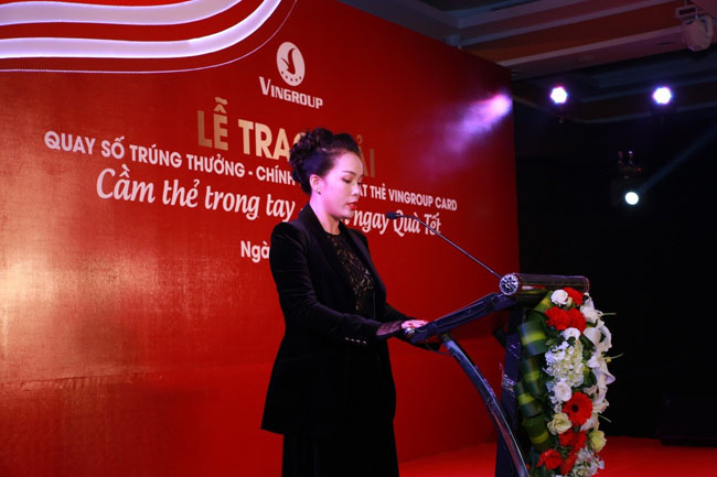 Bà Nguyễn Thị Dịu – Phó Tổng Giám đốc Tập đoàn Vingroup phát biểu chúc mừng những khách hàng trúng giải